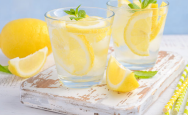 Çfarë i ndodh trupit tuaj nëse pini ujë me limon çdo mëngjes