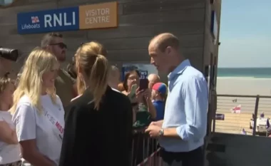 VIDEO/ Gruaja i kërkon Princit William një puthje, ja si reagon ai