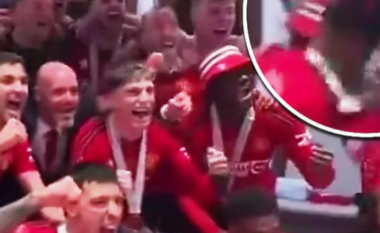 VIDEO / Heroi i Man United konfirmoi klasin edhe në dhomën e zhveshjes, ai e largoi shokun e tij nga festa e alkoolit