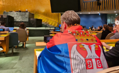 Asambleja e OKB-së votoi pro rezolutës për gjonicidin në Srebrenicë, Vuçiç mbështillet me flamurin e Serbisë
