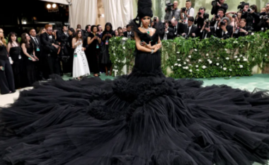 FOTO/ I duheshin nëntë persona për t’ia mbajtur fustanin – paraqitja e ekzagjeruar e Cardi B në Met Gala 2024