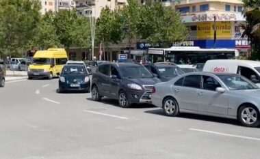 Policia e Rrugore e ka mendjen te gjobat, kaos me trafikun në Vlorë: Kush po e shkatërron turizmin pa nisur ende sezoni?