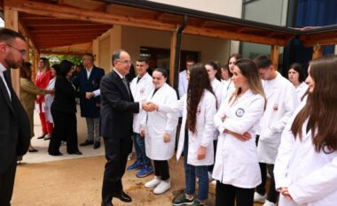 Presidenti Begaj vizitë në shkollën profesionale në Rrëshen: Mësuesit të transmetojnë dijet te brezi i ri