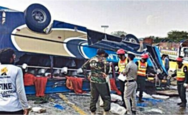 Aksident tragjik/ Autobusi del nga rruga dhe shpërthen në flakë, humbin jetën 28 persona