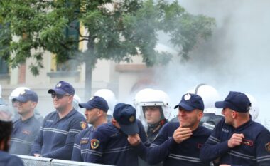 Nis protesta e opozitës para Bashkisë së Tiranës, hidhet molotov drejt godinës