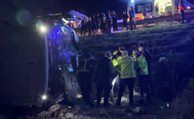 Aksidentohet i rëndë, 2 të vdekur dhe 34 pasagjerë të lënduar, dyshohet se shoferin e zuri gjumi në timon