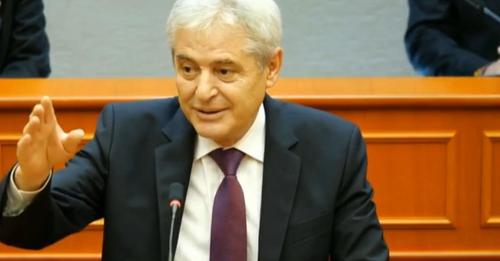 Qytetar Nderi i Tiranës, batuta e Ali Ahmetit: Nëse nuk e vë flamurin shqiptar në zyrë, marr 5 mijë euro gjobë
