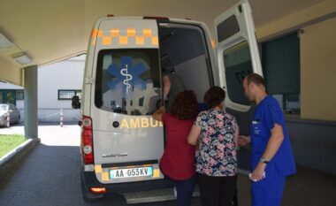 E rëndë/ Babai dhe xhaxhai dhunojnë barbarisht të dashurin e vajzës, 32-vjeçari ruhej me policë në spitalin e Durrësit