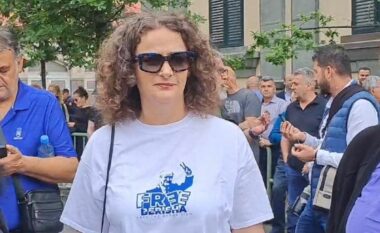 Protesta e opozitës/ Argita Malltezi e pranishme, nuk harron mesazhin në bluzën e saj