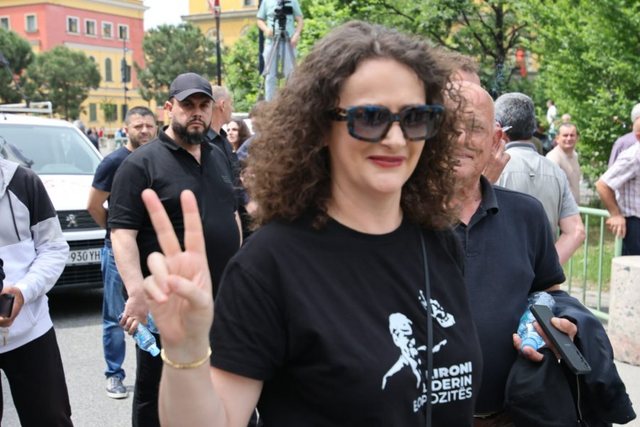 Argita Malltezi në protestë me bluzën “Lironi liderin e opozitës” (Sali Berishën)