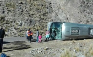 Aksident tragjik/ Autobusi bie nga shkëmbi në 100 metra lartësi, humbin jetën 16 persona  (VIDEO)