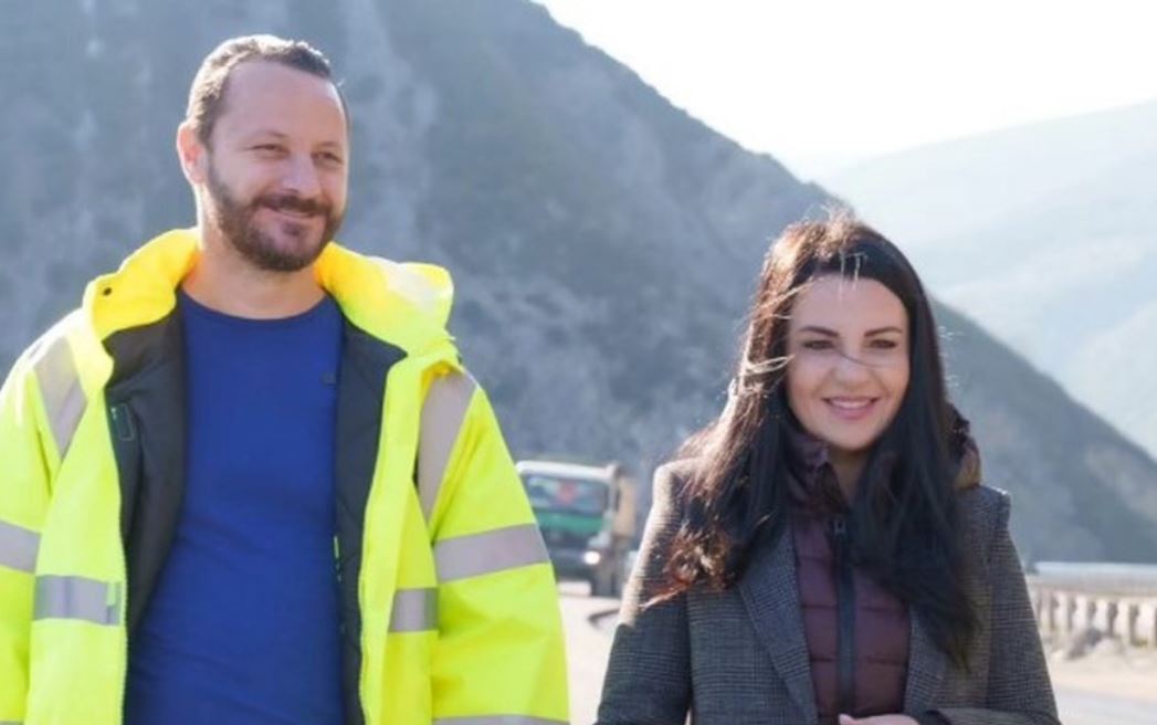  Prit t i çoj fjalën atij k rvës që kërcënon me SMS   Mesazhi që Balluku shkëmben me Berberin  Jep urdhra kur të bëjë publik fituesin e tenderit për Llogaranë