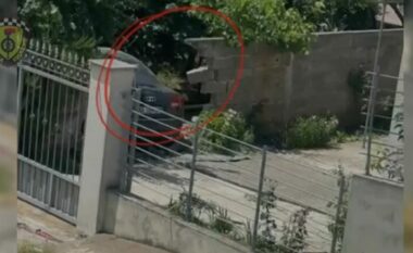 Tiranë/ Drejtonte makinën në efektin e drogës, shoferi humb kontrollin e mjetit dhe përfundon në një banesë private (VIDEO)