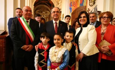 Presidenti Begaj rikthehet mes arbëreshëve në Kalabri: Jam shumë i lumtur që realizova këtë dëshirë (FOTO)