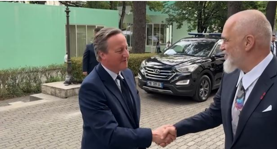 Vizita në Tiranë/ David Cameron pritet nga Rama në Kryeministri, pamjet