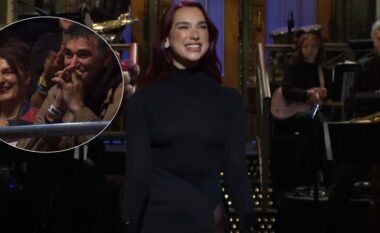 Dua Lipa shfaqet si prezantuese në “Saturday Night Live” – në publik nuk mungojnë as prindërit e saj