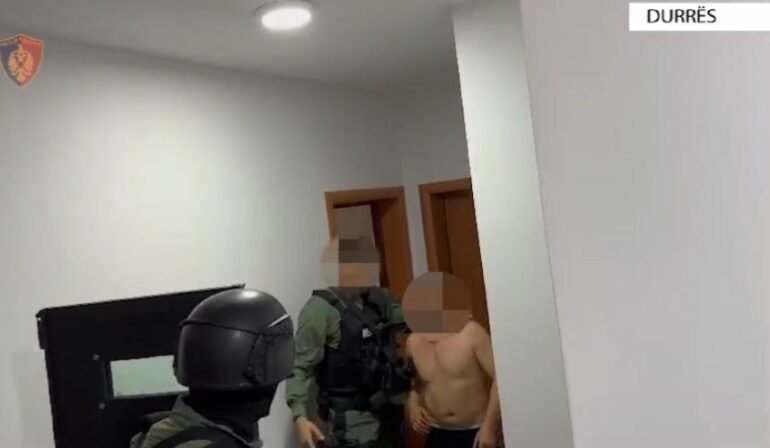 Mbajti peng dy fëmijët, momenti kur 40-vjeçari në Durrës arrestohet nga policia (VIDEO)