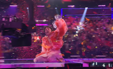 Fituesi i Eurovizionit thyen trofeun pas shpalljes si triumfues (VIDEO)