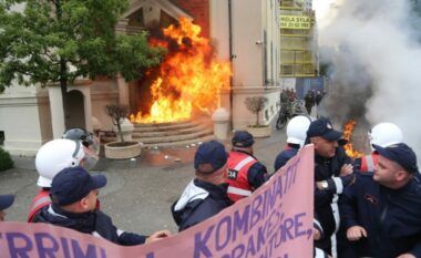 Tensione në protestë/ Molotov në derën e Bashkisë, pa larguar Veliajn nuk ndalemi…