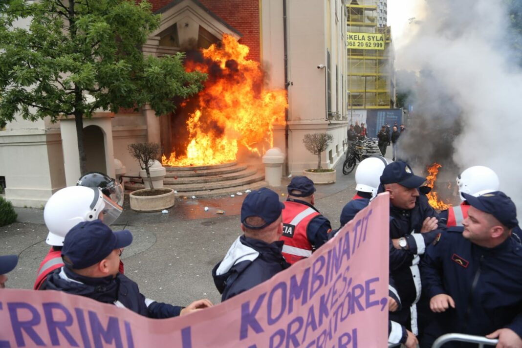 Tensione në protestë/ Molotov në derën e Bashkisë, pa larguar Veliajn nuk ndalemi…