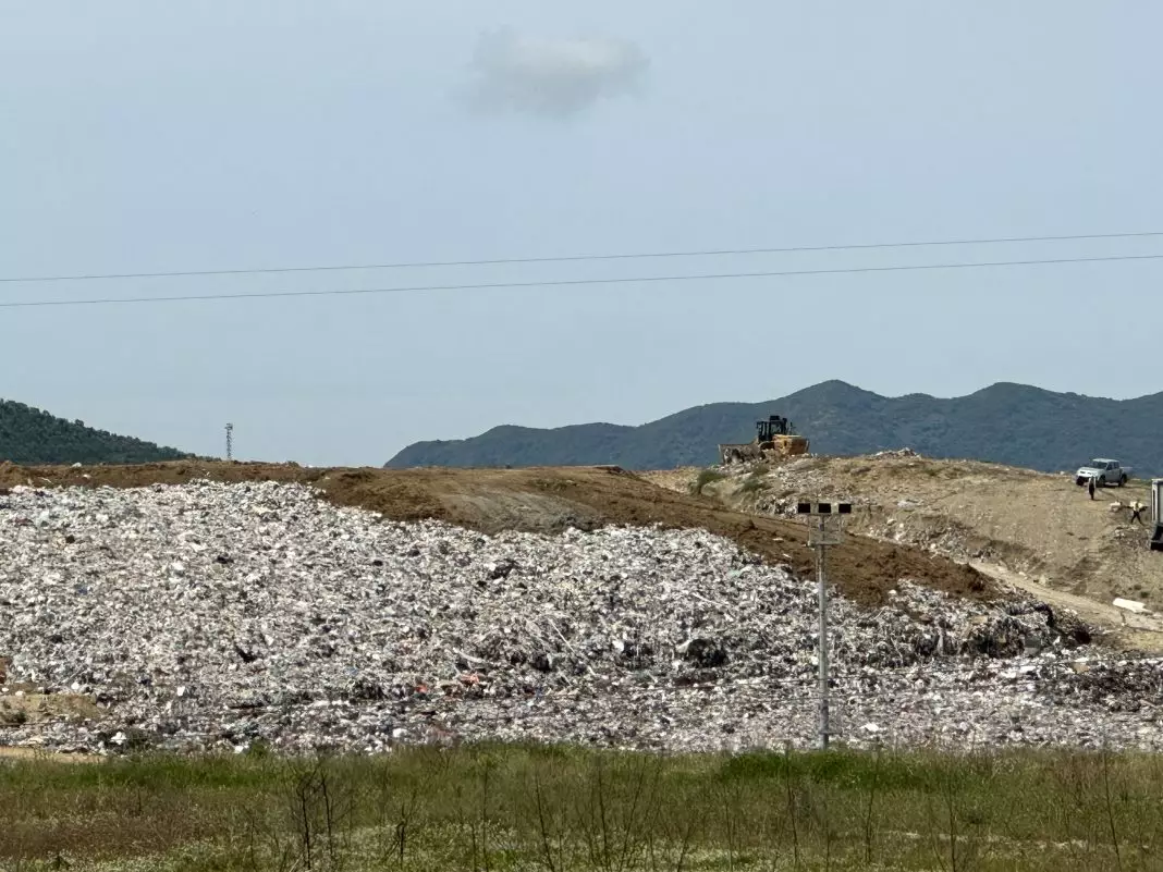 Sharra në emergjencë, landfilli i tejmbushur me plehra