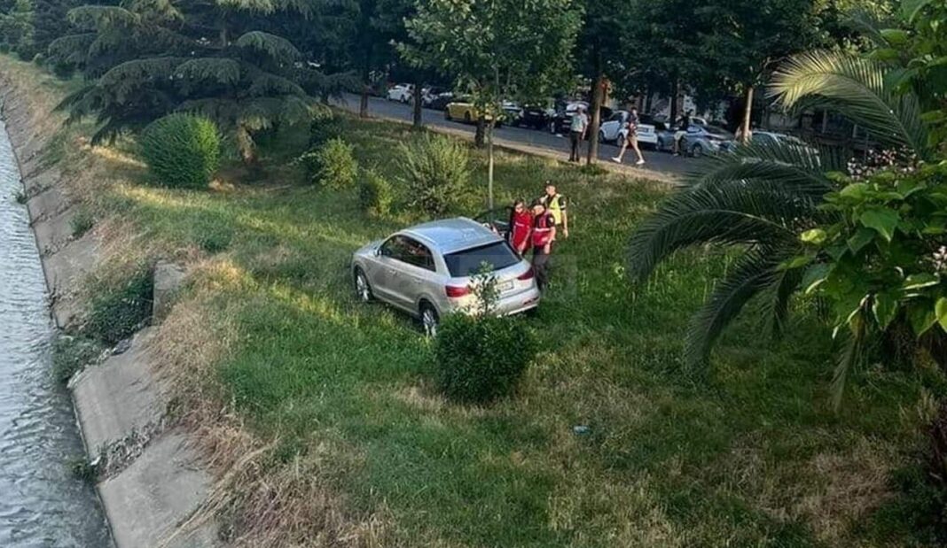 Aksident në Tiranë/ Makina fluturon në lumin Lana, 35-vjeçari përfundon në spital