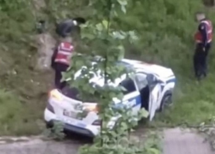 Aksident i frikshëm në Tiranë/ Makina e Policisë Rrugore humbet kontrollin dhe përfundon në Lanë (VIDEO)