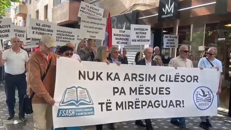 Sot 1 Maji/ Mësuesit protestë para Ministrisë së Arsimit: Të dyfishohen pagat