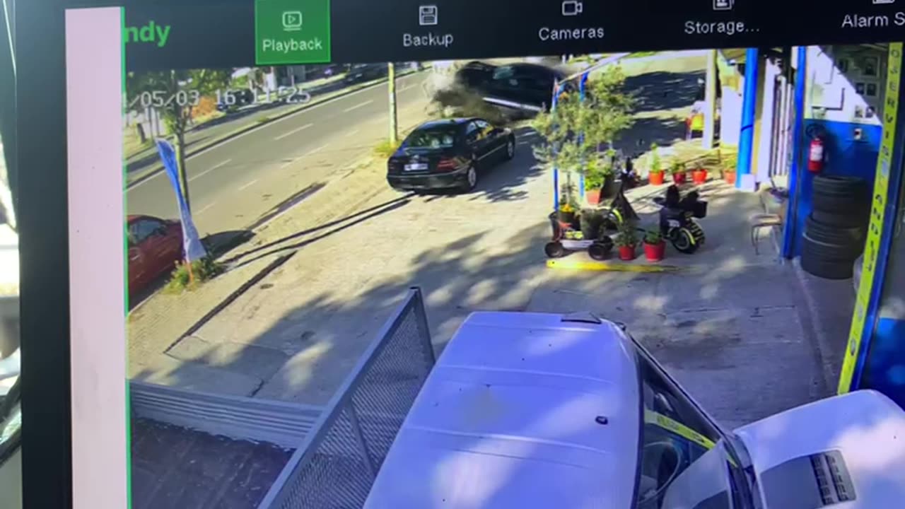 Dalin pamjet e frikshme të aksidentit tragjik në Durrës, ja si fluturoi Benz-i  (VIDEO)