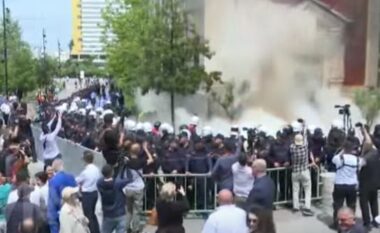 Protesta e opozitës/ Përshkallëzohen tensionet, hidhet molotov para Bashkisë së Tiranës