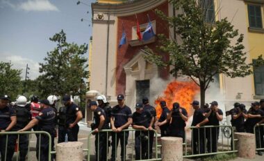Mbyllet protesta e opozitës para Bashkisë së Tiranës, kur do të zhvillohet tubimi i radhës