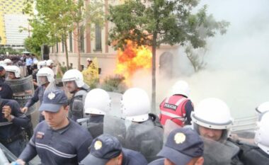 Tensione para Bashkisë Tiranë, protestuesit tentojnë të thyejnë gardhin rrethues