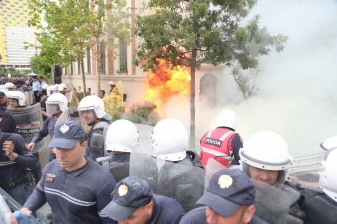 Tensione para Bashkisë Tiranë, protestuesit tentojnë të thyejnë gardhin rrethues
