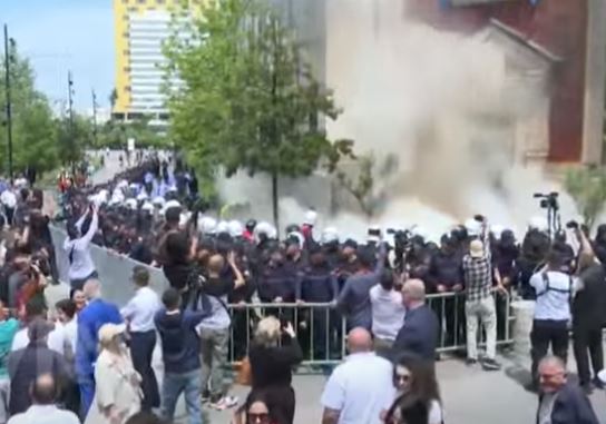 Përshkallëzohen tensionet, hidhet molotov te protesta para bashkisë