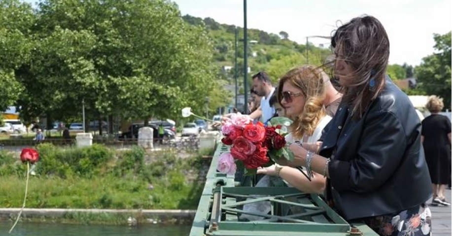 Qytetarët solidarizohen me humbjen e nënës dhe 3 fëmijët, hedhin trëndafila në lumin Buna