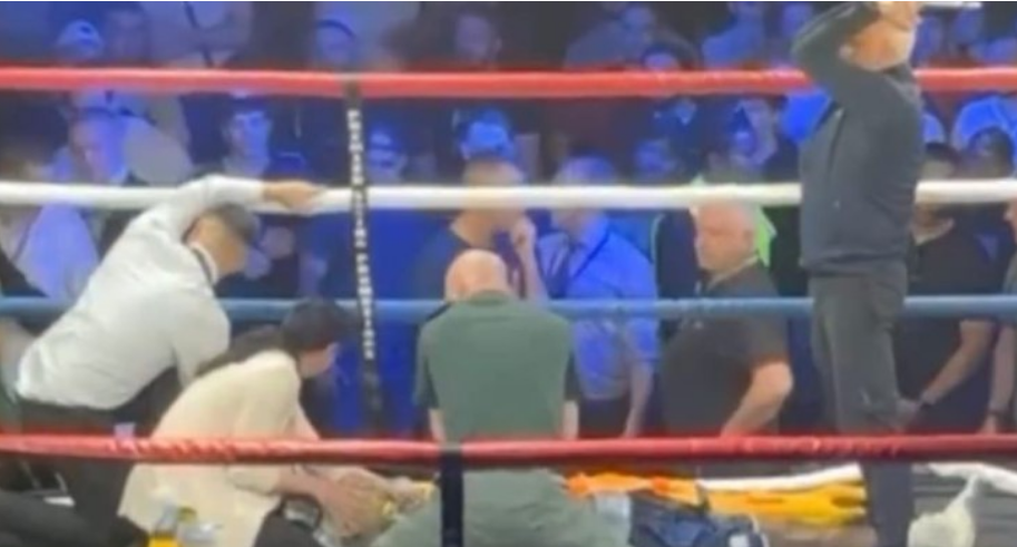 Tragjedi në ndeshjen e shqiptarit, boksieri humb jetën në ring prej goditjeve të marra (VIDEO)