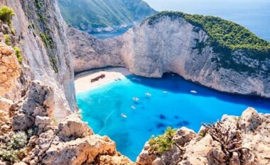 Autoritetet i vendosin “kyçin” plazhit më të bukur në Greqi,zbulohen arsyet