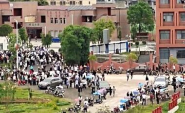 Sulm me thikë në një shkollë fillore në Kinë, 2 të vrarë dhe 10 të plagosur