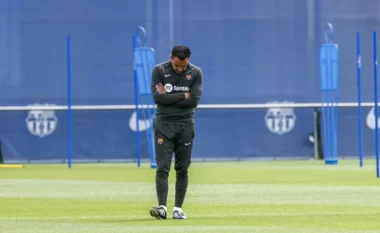 VIDEO / I humbur në mendime dhe duke ecur i vetëm, Xavi kryen stërvitjen e fundit me Barcelonën