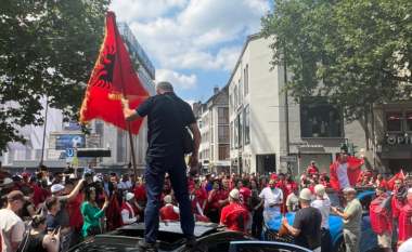 VIDEO / Dalin nga makina me flamuj shqiptarë dhe japin një pamje spektakolare, shqiptarët janë fjala e parë në Dusseldorf