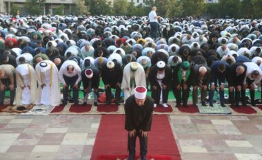 Sot Kurban Bajrami, besimtarët falin namazin në bulevardin ‘Dëshmorët e Kombit’