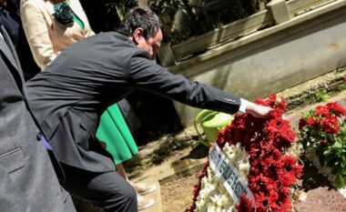 Albin Kurti në Stamboll, vendos lule tek varri i Sami Frashërit