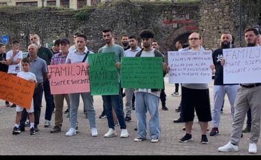 ‘Familja është e shenjtë!’ Myslimanët dhe shoqëria civile protestë në Elbasan: Ndaloni projektligjin për nënat surrogate!