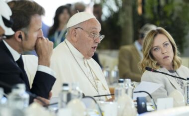 Papa në G7: Mos lejoni që makinat të vendosin cili njeri do jetojë
