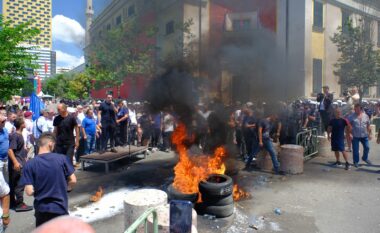 Opozita në protestë para bashkisë së Tiranës me një grusht militantësh, i vënë flakën gomave, njëri rrezikon të digjet (FOTO)