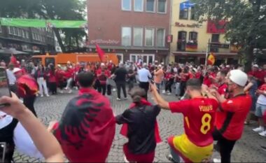 VIDEO / Tifozët e Spanjës futen në vallen e shqiptarëve, vëllazëri si me kroatët në Dusseldorf