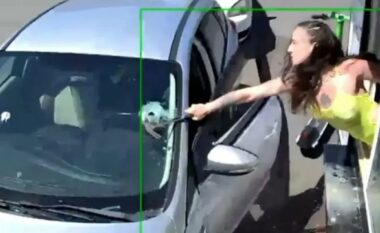Klienti i hedh kafen në fytyrë punonjëses, 23-vjeçarja i thyen xhamin e makinës me çekiç (VIDEO)