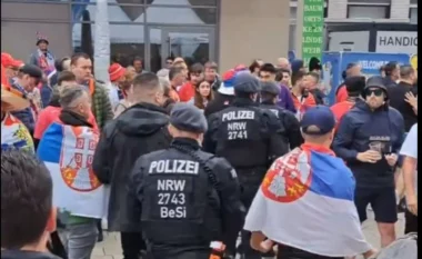 Tifozët serb i vendosin flakën flamurit shqiptar në Gjermani (VIDEO)