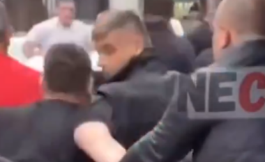 Sherri me tifozat, djali i i Aleksandër Vuçiç gati për përleshje, ndalohet me forcë nga sigurimi (VIDEO)