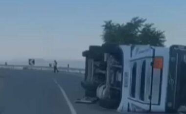Kamioni rrëzohet në Qafë -Thanë, lëndohet drejtuesi i mjetit